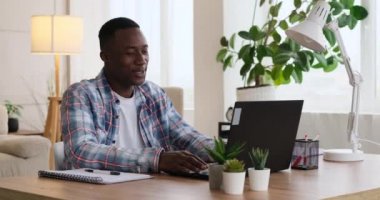 Ofisteki video konferansı için dizüstü bilgisayar kullanan adam