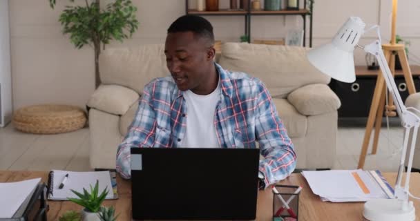 Uomo che utilizza il computer portatile per videoconferenza a casa ufficio — Video Stock