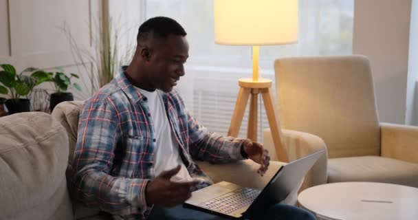 Man video czat za pomocą laptopa w domu — Wideo stockowe