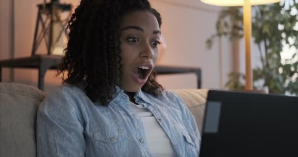 Mulher celebrando o sucesso online usando laptop em casa — Vídeo de Stock