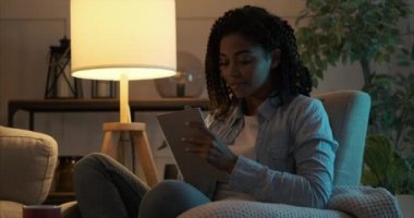 Gece geç saatlerde not defterine yazan kadın.