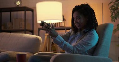 Gece geç saatte evde video oyunu oynayan kadın