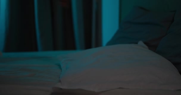 Uitgeputte man die in slaap valt op bed — Stockvideo