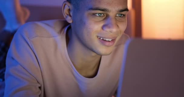 Hombre riendo usando el ordenador portátil en la noche — Vídeos de Stock