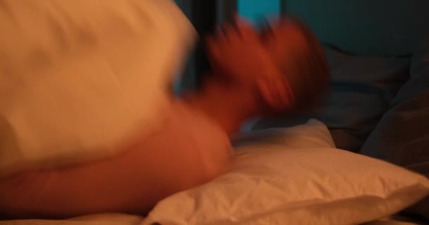 Cansado homem adormecendo na cama — Vídeo de Stock