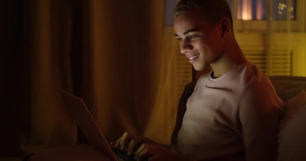 Homem usando laptop tarde da noite em casa — Vídeo de Stock