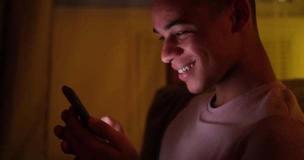 Man chatten op mobiele telefoon laat op de avond — Stockvideo