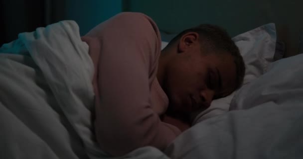Homem chocado acordando de um pesadelo na cama — Vídeo de Stock