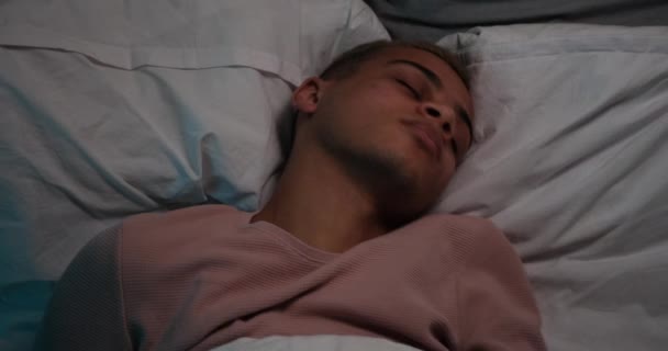 Lelaki merasa tidak nyaman tidur di tempat tidur — Stok Video