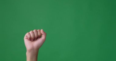 İşaret parmağını yeşil ekran üzerinde tut