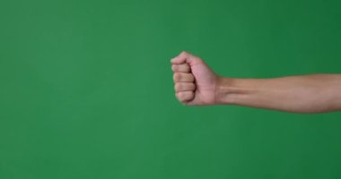 Birden beşe kadar sayan parmaklarla.