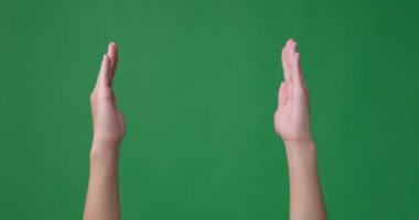 Eller yeşil ekran üzerinde ev iskeleti hareketi yapıyor