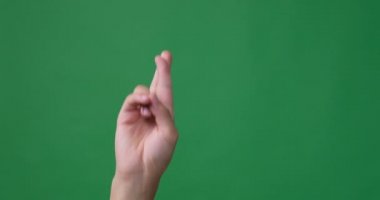 Elleri yeşil ekran üzerinde çapraz