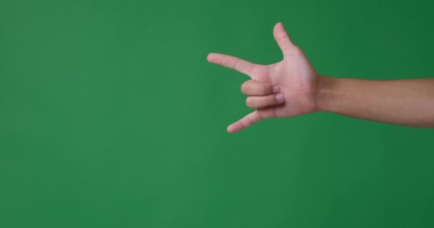Hand visar rock tecken över grön — Stockvideo