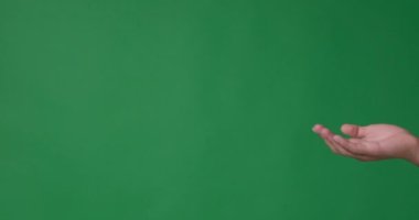 Titreyen el yeşil ekranda yardım istiyor.