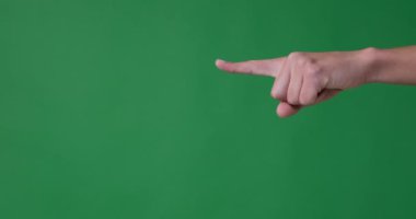 Parmakla göstererek yeşil arkaplanı işaret et