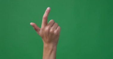 El şıklatan parmaklar yeşil ekranda