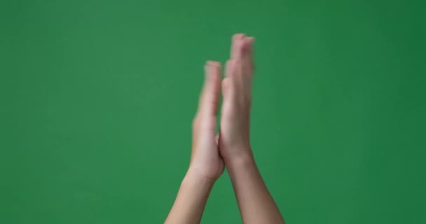 Tleskání rukama přes zelenou obrazovku — Stock video