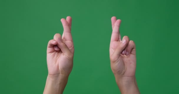 Mãos com os dedos cruzados sobre a tela verde — Vídeo de Stock