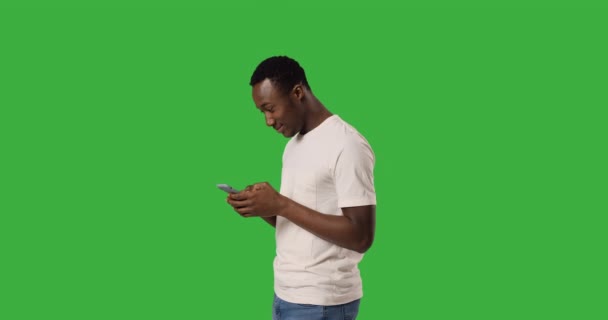 Człowiek zdumiony otrzymywaniem dobrych wiadomości za pomocą telefonu komórkowego — Wideo stockowe