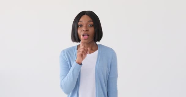 Kvinna gestikulerar med fingret på läpparna — Stockvideo