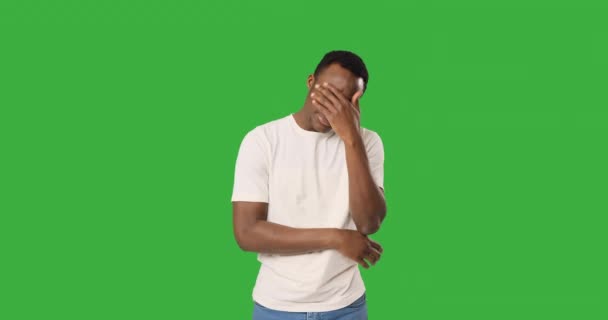 Mann som gråter over grønn bakgrunn – stockvideo
