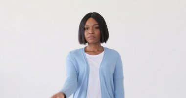 Kadın parmağını sallayarak hayır diyor.