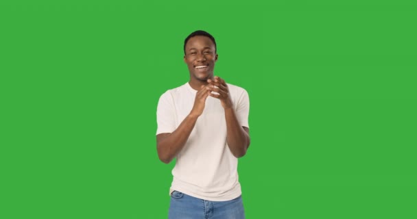 Pria bahagia bertepuk tangan dan memberi jempol atas sikap — Stok Video