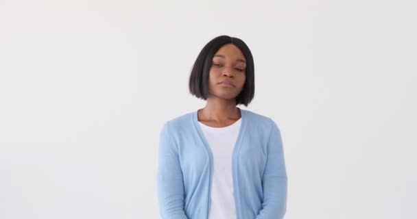 Gelangweilte Frau vor weißem Hintergrund — Stockvideo
