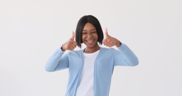 Mujer feliz dando pulgares hacia arriba gesto — Vídeos de Stock