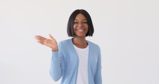 Frau grüßt, indem sie mit der Hand winkt — Stockvideo