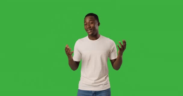 Man vlogging over green background — Stock Video