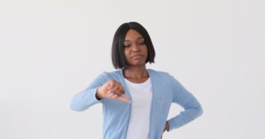 Hayal kırıklığına uğramış kadın baş parmağını kaldırıyor.