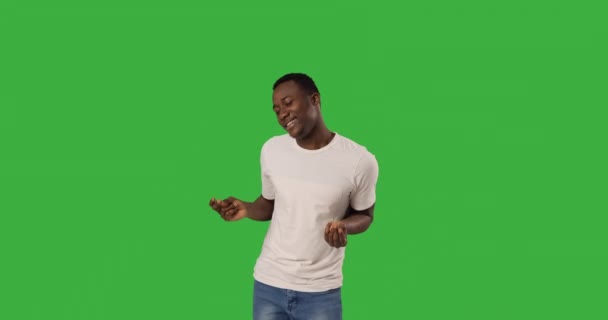 Boldog ember táncol át zöld háttér — Stock videók