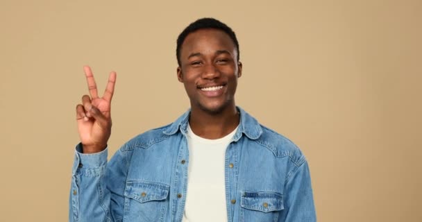 Afro-américain homme donnant v signe de la main — Video