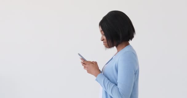 Messagerie texte femme à l'aide du téléphone mobile — Video