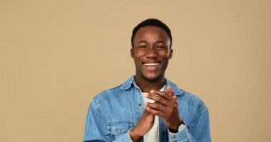 Bej arka planda alkışlayan adam