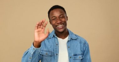 Adam selamlıyor ve gelmek için davet ediyor