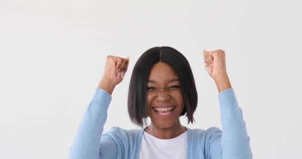Izgatott nő ünnepli siker fehér háttér — Stock videók