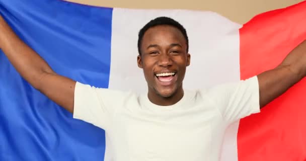 Άνθρωπος γιορτάζει και κρατά σημαία της Γαλλίας — Αρχείο Βίντεο