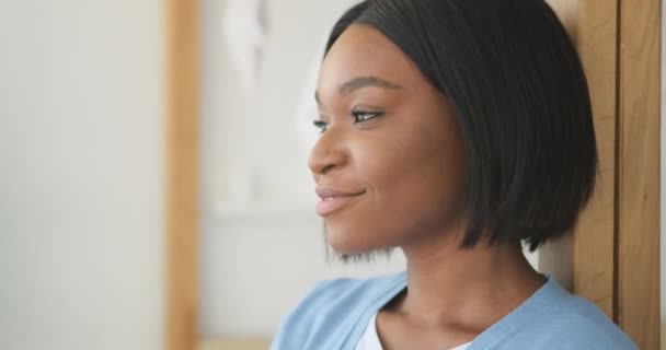 Mujer afroamericana sonriendo con aparatos ortopédicos — Vídeos de Stock