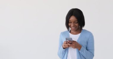 Cep telefonu kullanarak memnun kadın mesajlaşması