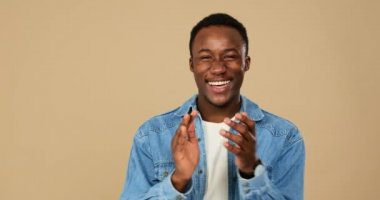 Alkışlayan ve başını sallayan adam