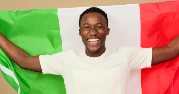 Άνθρωπος γιορτάζει και κρατά σημαία της Ιταλίας — Αρχείο Βίντεο