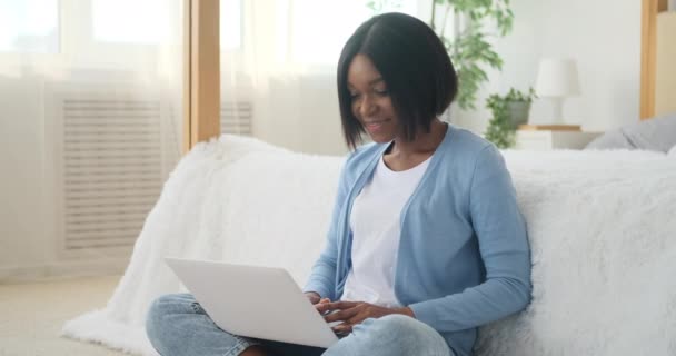 Glückliche Frau benutzt Laptop zu Hause — Stockvideo