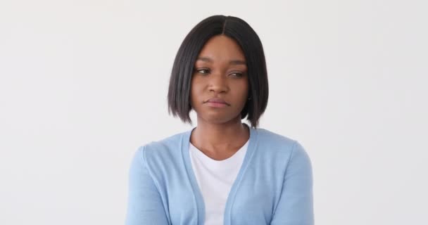 Femeia ofensată pe fundal alb — Videoclip de stoc