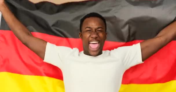 Άνθρωπος γιορτάζει και κρατά σημαία της Γερμανίας — Αρχείο Βίντεο