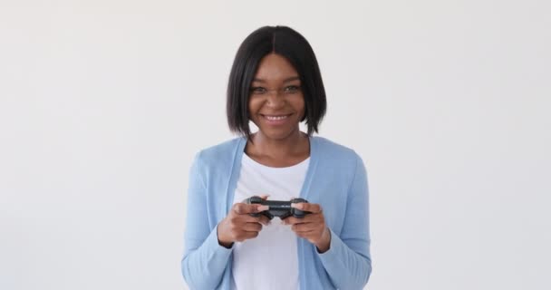Γυναίκα που παίζει έναν αγώνα βιντεοπαιχνιδιών — Αρχείο Βίντεο