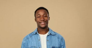 Şaşırmış bir adam eliyle ağzını kapatıyor.