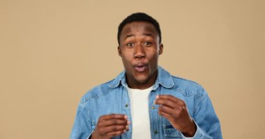 Heyecanlı adam bağırıyor ve başarıyı kutluyor.